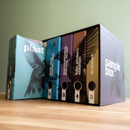 De samplebox van Probo: vijf ordners met materiaalstalen voor plaat; doek, vlag, banner, vloer; wandbekleding, behang, textiel; folie, stickers, etiketten en drukwerk.