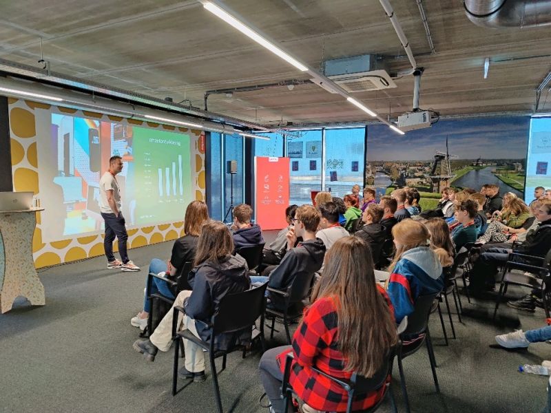 Presentatie voor studenten in de werkruimte van Probo.