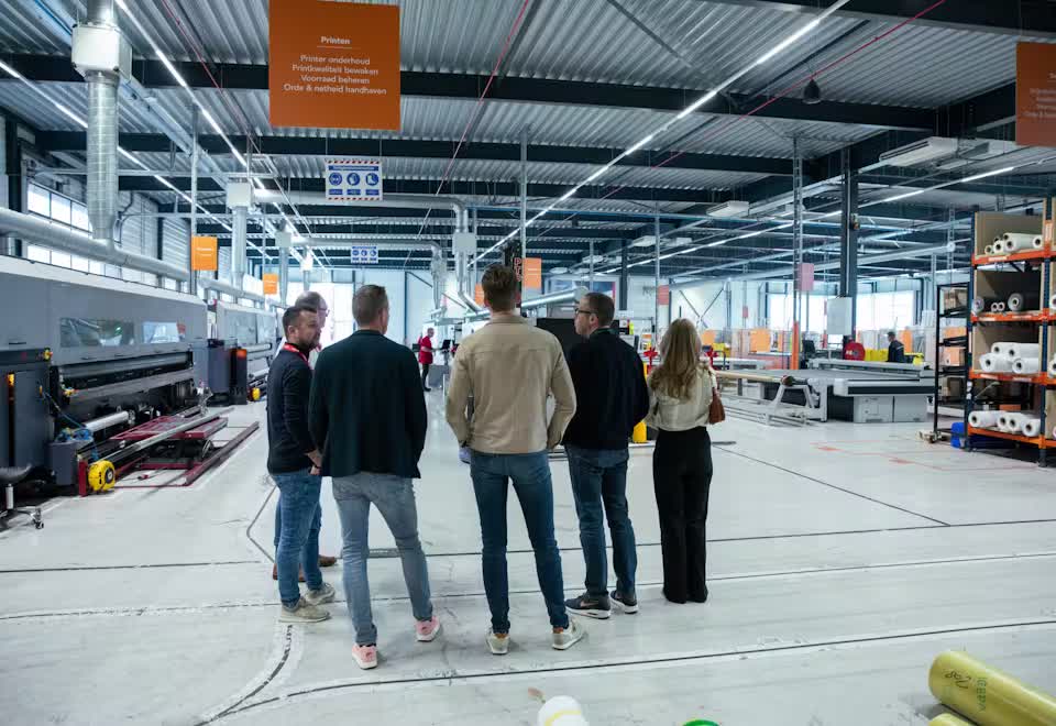 Groep krijgt een rondleiding door de productiehal van Probo.